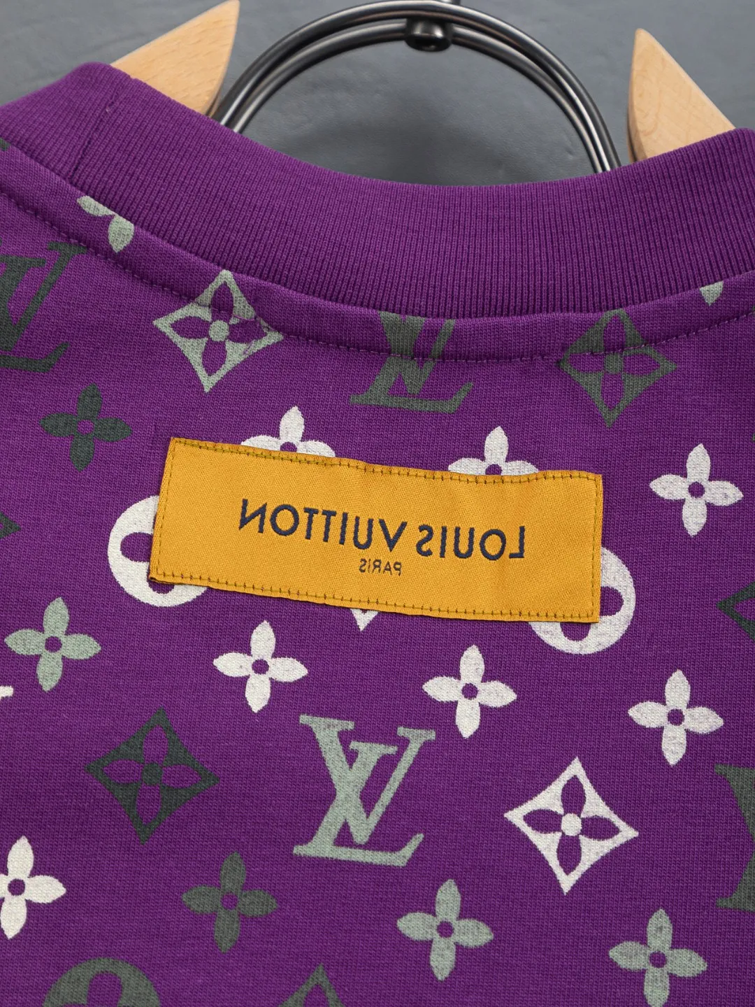 🅿️200 Louis Vuitton 1V LV lv slightly wide version S-XL LV 26ss new products are available at the counter simultaneously. Multiple craftsmanship. Chest patch letters 🪡 embroidery. Back patch letters four-leaf clover 🍀🪡 embroidery. Round neck short-sleeved T-shirt, same style for men and women! Consigned to one-to-one creation. Synchronized with the official website, pure cotton fabrics at the counter! It is close to the skin and comfortable, durable and easy to wear. It has a classic and simple logo design and meticulous original craftsmanship. Short-sleeves, a must-have item for men, do not appear to be the same for the general public, but must be unique and eye-catching. This LV short-sleeve is all about quality, comfort, the same shape and fashion as always, including fabrics and cutting techniques. All of them have been made with great effort! 320 grams of washed pure cotton fabric, pure cotton is breathable, very refreshing and comfortable for daily wear. The rib knitting on the neckline is smooth and tight, and the neckline will not be skewed if you toss it at will. The loose version, you will find that it looks really good on the upper body. The overall is minimalist and neat, super versatile for daily use! Pair it casually with a pair of pants for a youthful look. A T-shirt will make your outfit crazy. It is a fashionable item that can never go wrong! Color: Green Blue Purple Size: S-XL Size chart: S: Shoulder width 50-Bust 56-Length 70 M: Shoulder width 52-Bust 57-Length 72 L: Shoulder width 54-Bust 59-Length 74 XL: Shoulder width 56-Bust 62-Length 76